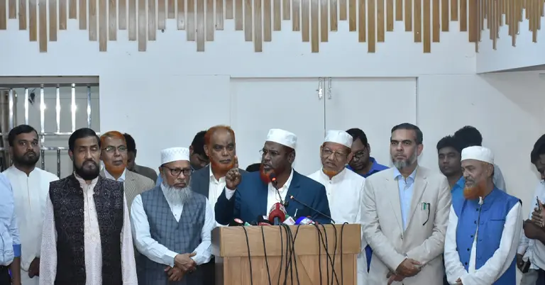 জামাতের প্রেস ব্রিফিংয়ে কথা বলছেন গোলাম পরওয়ার